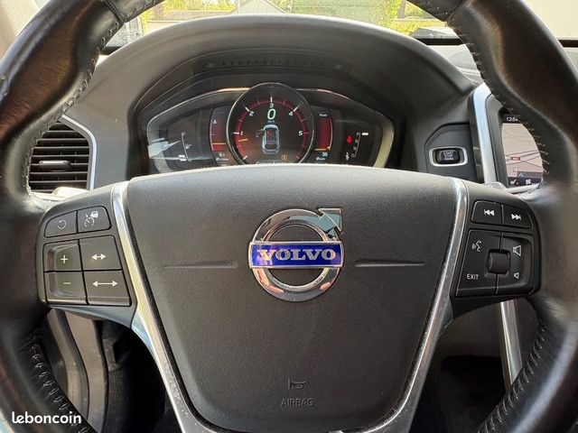 Volvo XC60 D5 AWD 215CH XENIUM GEARTRONIC (image 2)