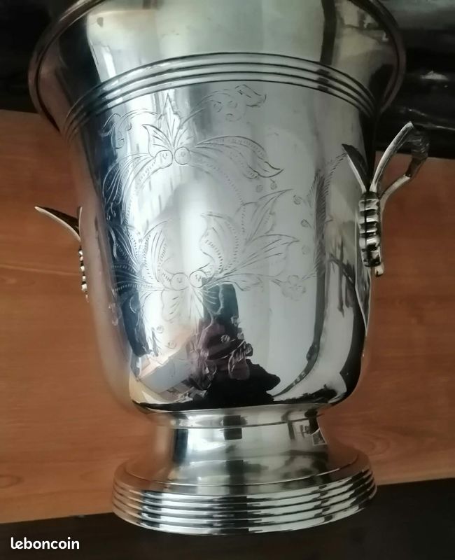 Seau à champagne en métal argenté uni. Modèle sur piédouc... - 86453460-166