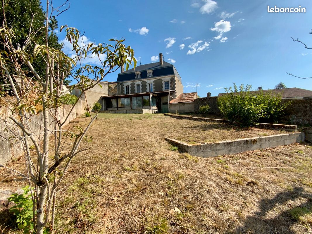 Maison 12 pièces 370 m² · à Montendre · 370 m² · 220 500 €
