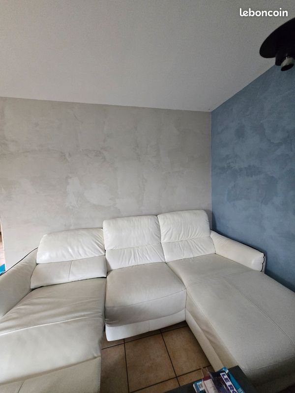 AV canapé cuir avec une partie méridienne à gauche fixe et une partie méridienne déclenchable avec un bouton. Le fauteuil peut se séparer du reste du canapé. Bouton (image 2)