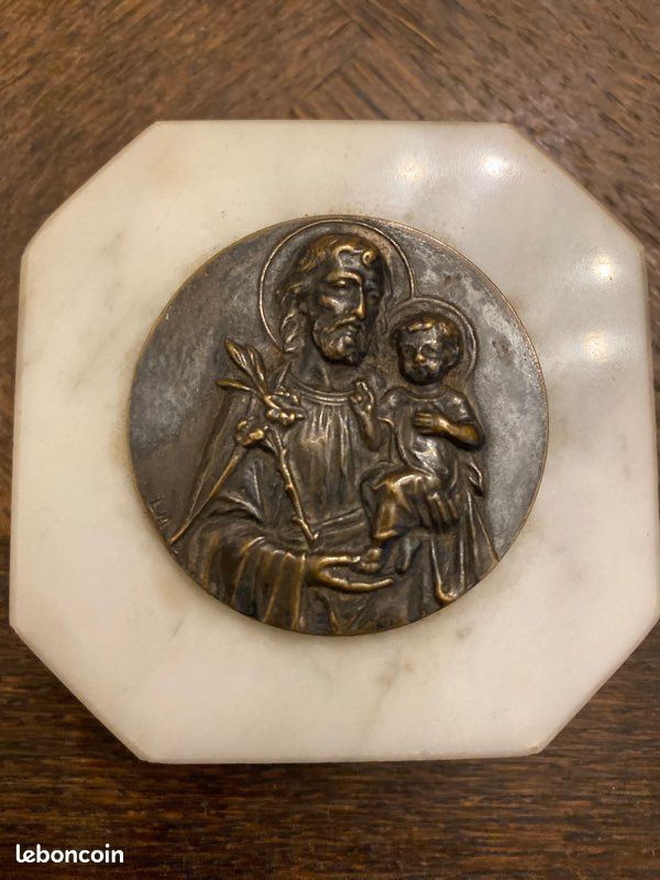 Médaillon Saint-Joseph sur socle en marbre blanc. C.1930 (image 2)