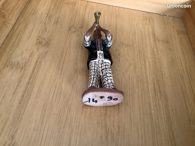 Figurine vintage en résine d’un trompettiste africain (image 3)