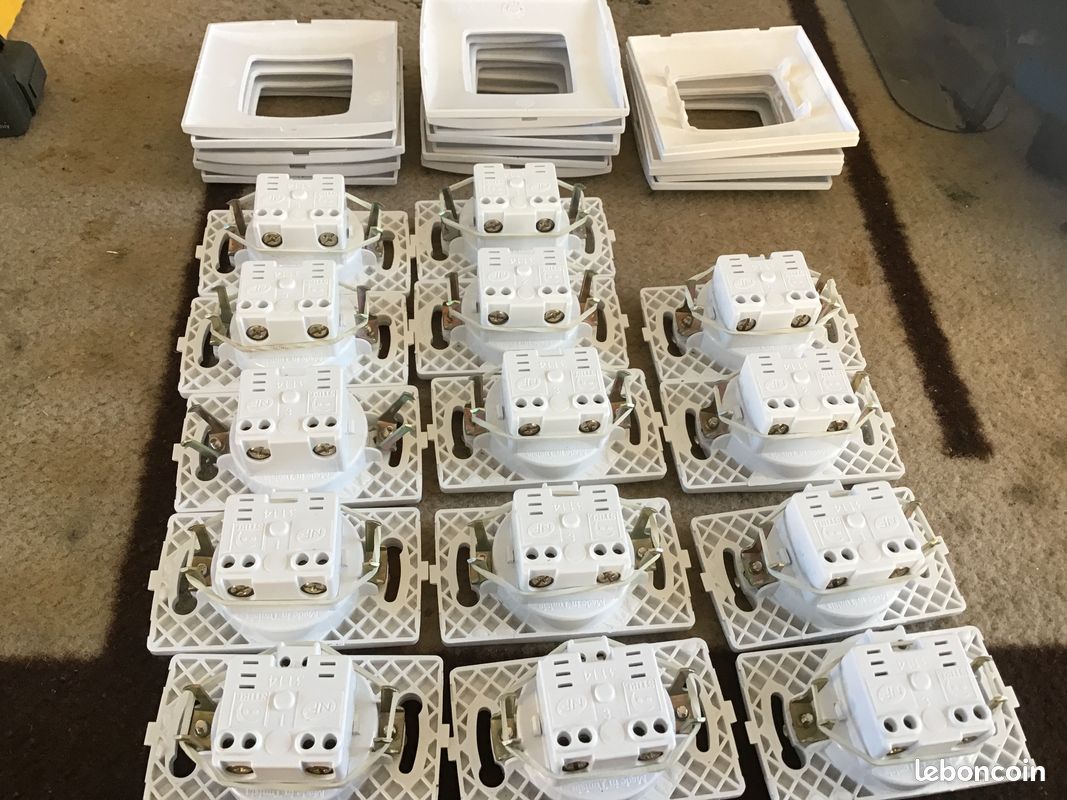 Lot 14 prises griffes p/n/t avec cache neuve (image 2)