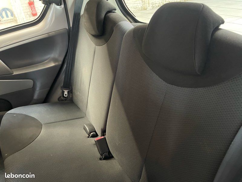 Toyota Aygo 1.0i VVT-i 68 Chvx « Climatisation,5 Portes » (image 4)