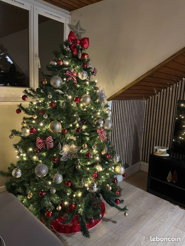 Sapin de Noël avec décorations (image 2)