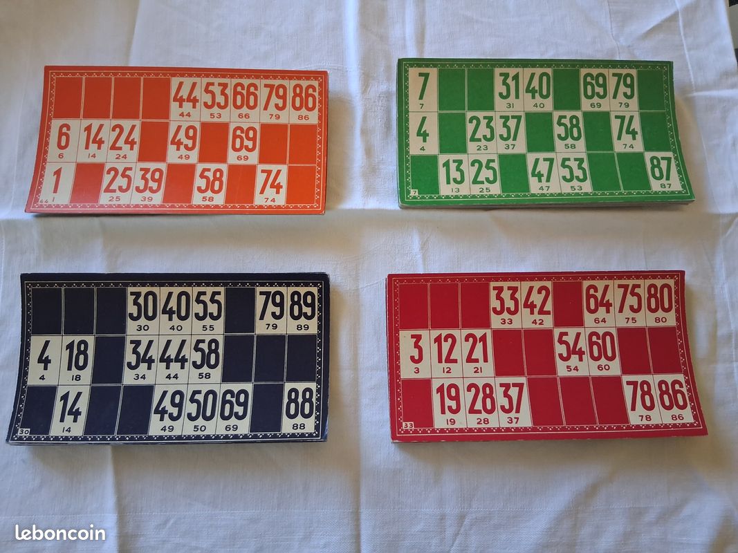 Ancien jeu de loto avec 90 jetons 24 cartes dans une boite