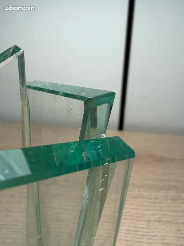 Vase design XXe en verre épais vert, forme géométrique étoilée (image 3)