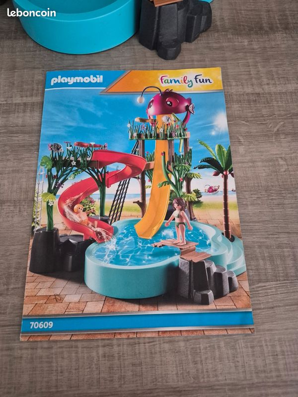 PLAYMOBIL 70609 Parc Aquatique Avec Toboggans – Family Fun, Piscine, Cascade, Palmier, Figurines Femme Et Garçon, Dès 4 Ans