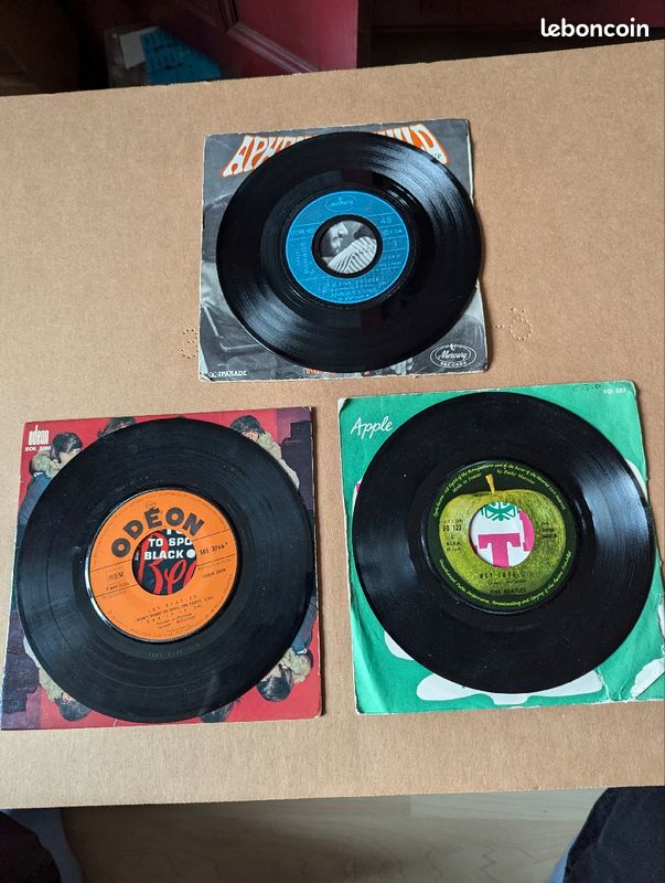 Disques 45 tours LES BEATLES et APHRODITE 