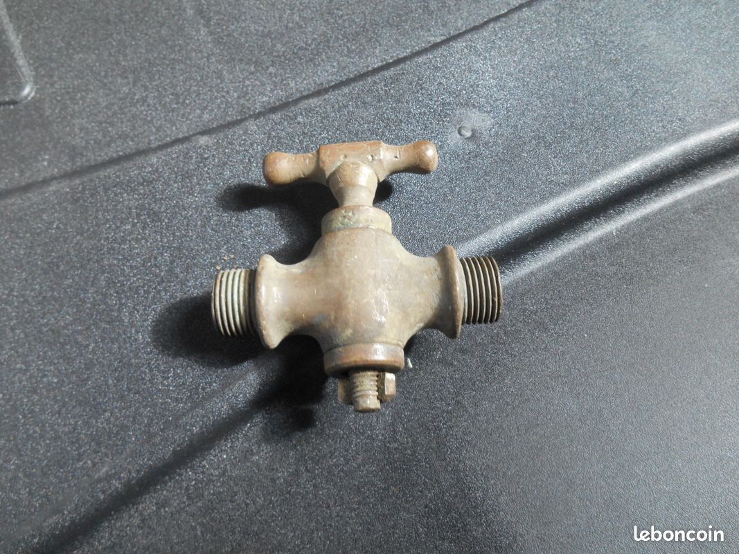 Petit robinet ancien (image 2)