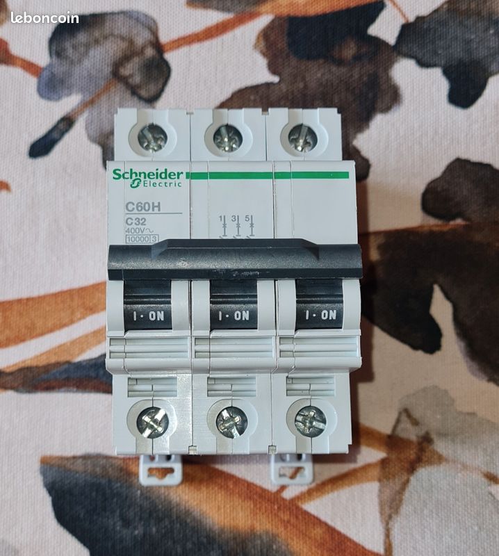 Disjoncteur schneider électric 3p 32a (image 1)