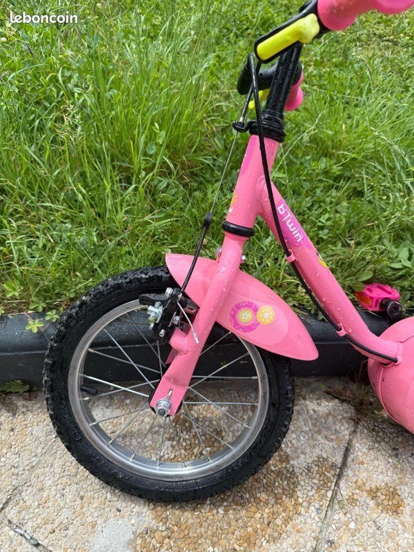 Vélo enfant B-Twin rose Ticha 14" et casque (image 3)