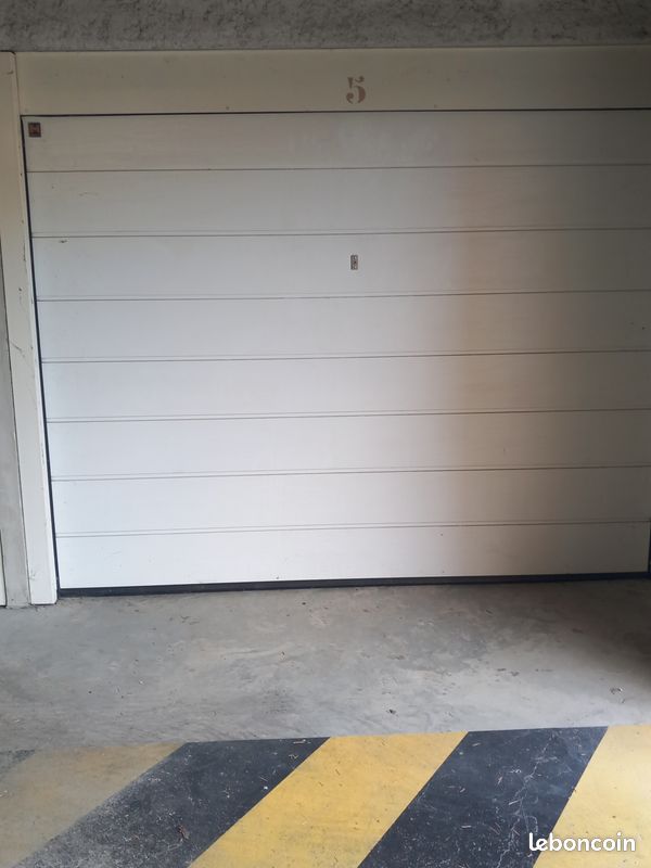 Garage fermé dans résidence sécurisée · à Thurins · 60 €/mois