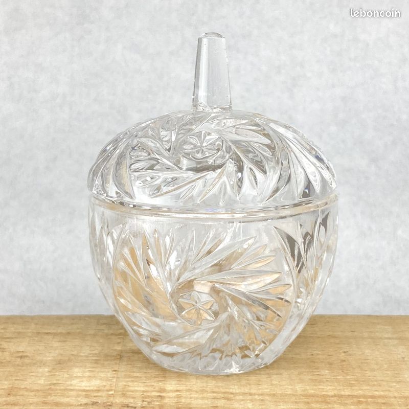 Petite bonbonniere en cristal. Très bon état (image 1)