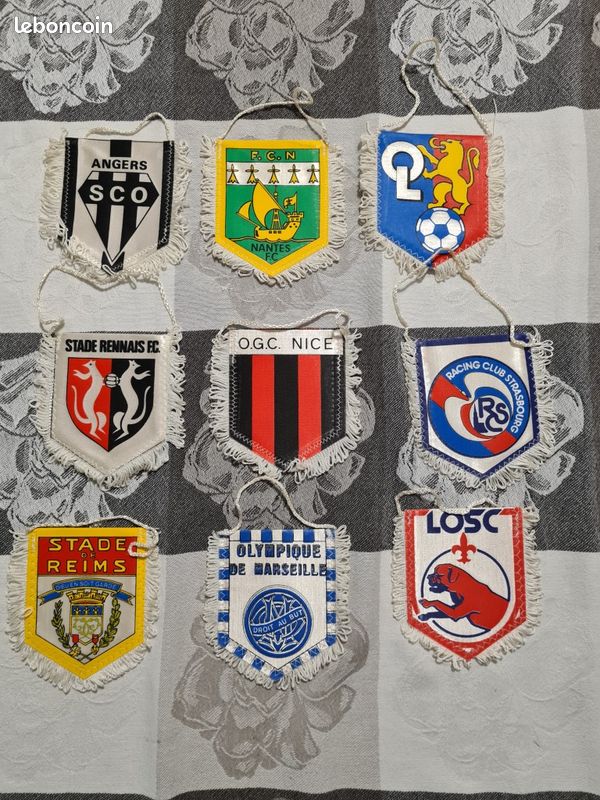 Lot De 9 Fanions De Football Vintage - Collection Déco Supporter