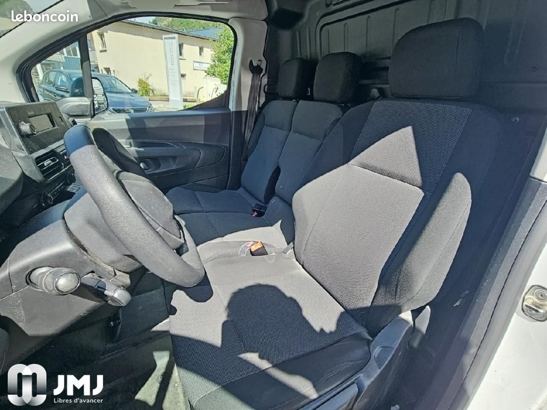 Peugeot Partner FOURGON STANDARD 650 KG PURETECH 110 S&S BVM6 PREMIUM (image 8)