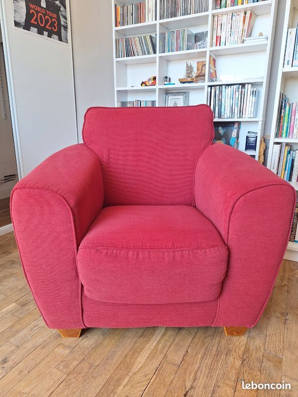 Fauteuil rouge en tissu (image 1)
