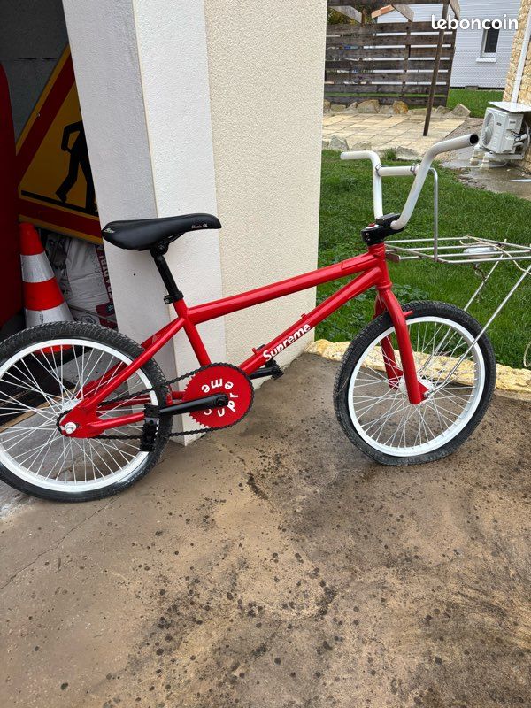 BMX année 90s décoratif Supreme, rouge et blanc Vélos