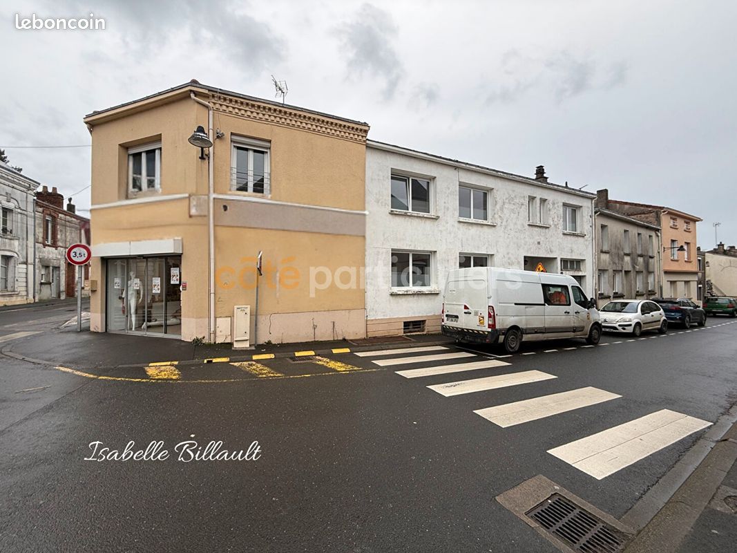 Local commercial 700 m² · à Le May-sur-Èvre · 700 m² · 299 900 €