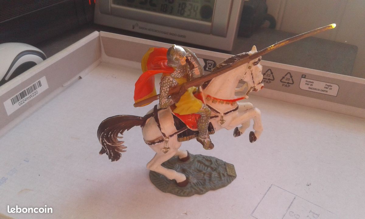 Figurine plastique Starlux cheval noir Moyen Âge