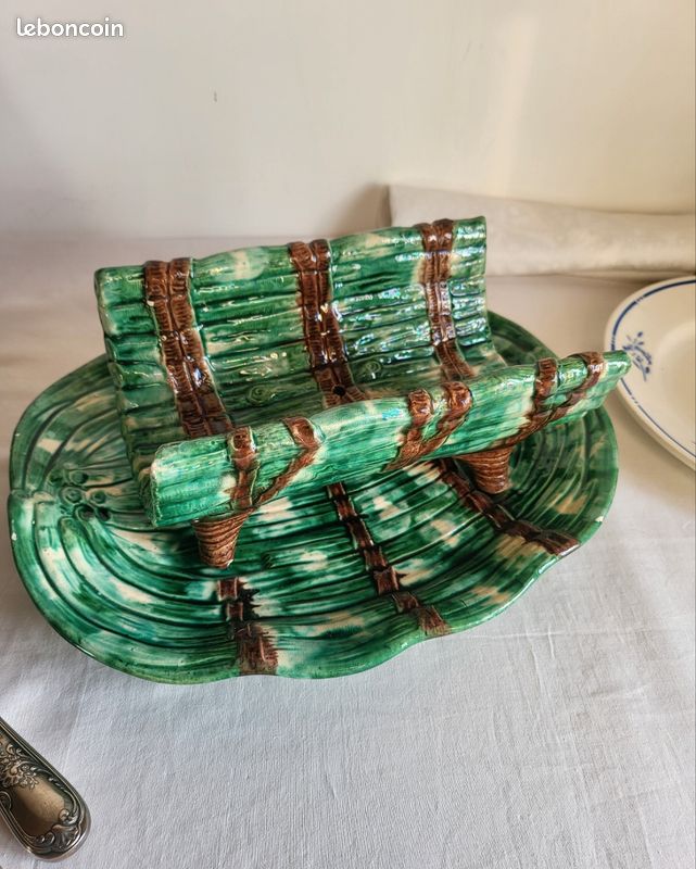 Plat et Égouttoir à Asperges en faïence Barbotine verte (image 1)