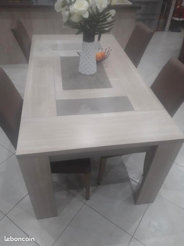 Table avec 4 chaises et 1 fauteuil (image 1)