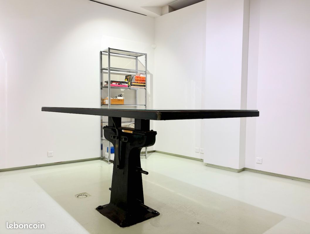 Table industrielle avec piétement en fonte (image 3)