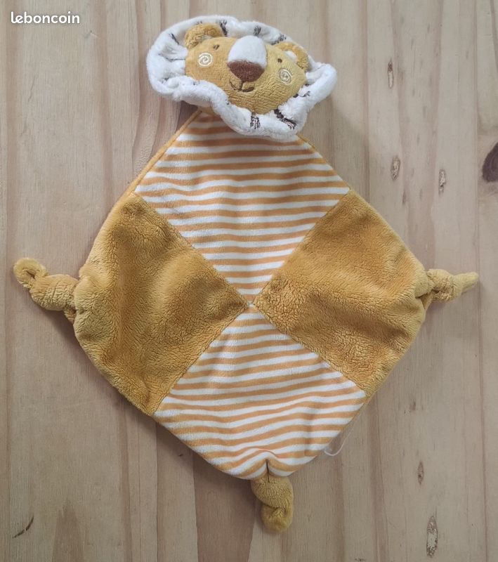 Doudou plat lion grelot orange blanc rayé Tom & Kiddy (image 1)