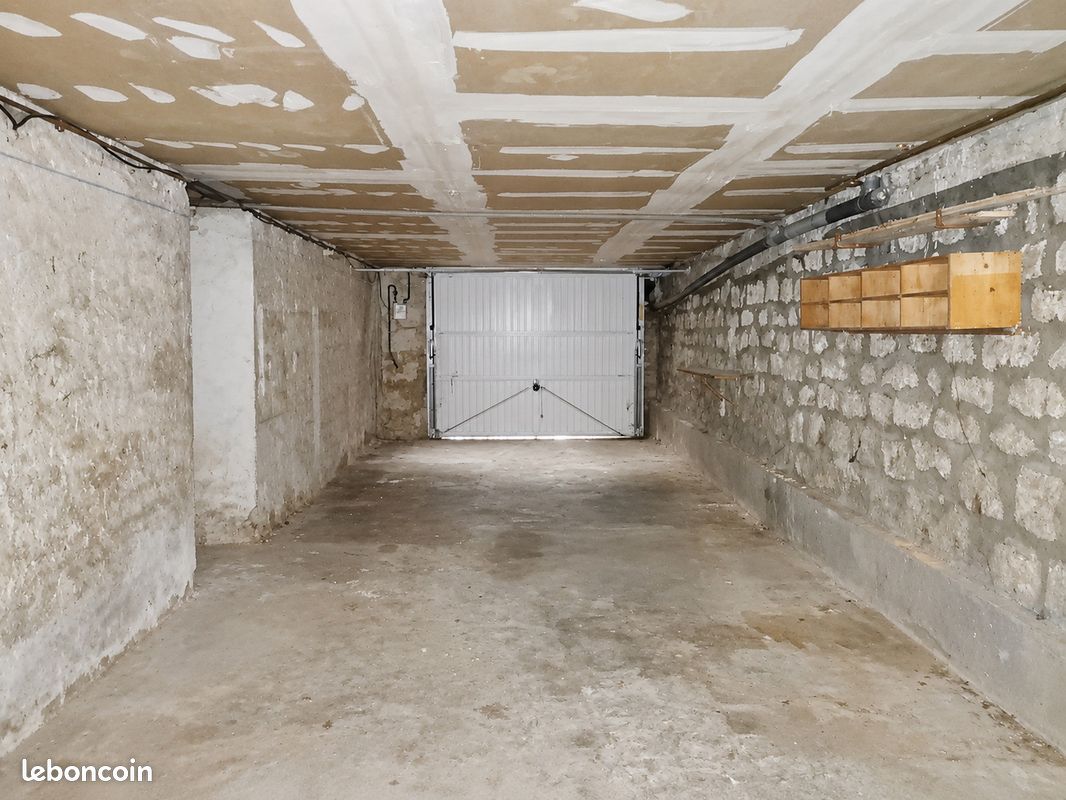 Parking 80 m² · à Choisy-le-Roi · 80 m² · 790 €