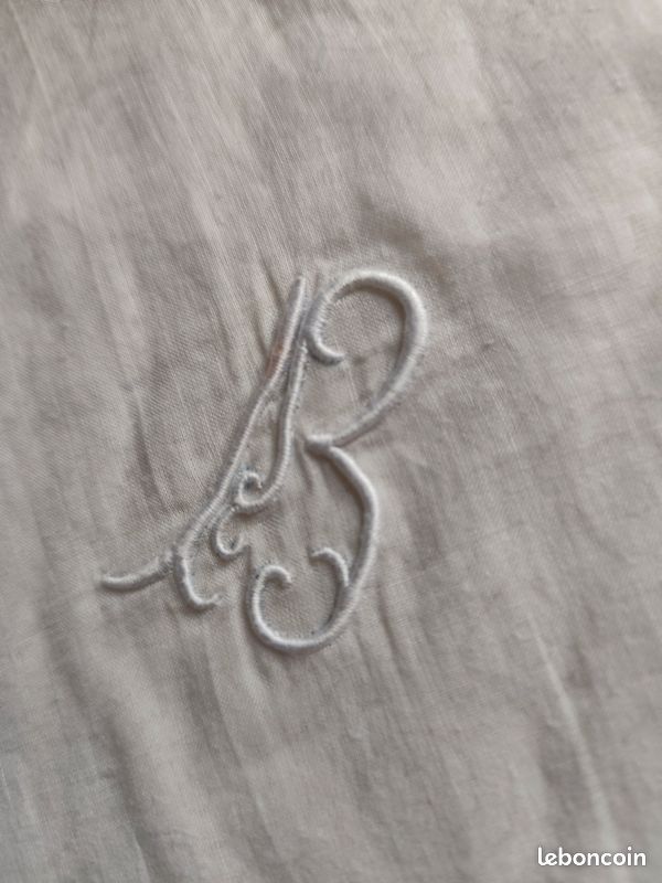 Nappe ronde brodée (image 2)