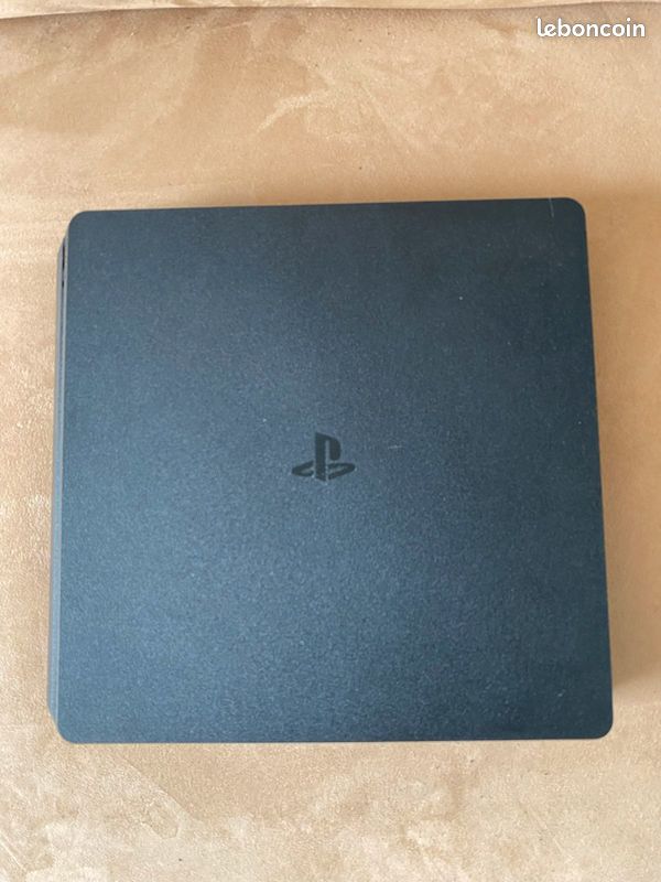 Playstation 4 Slim (image 2)
