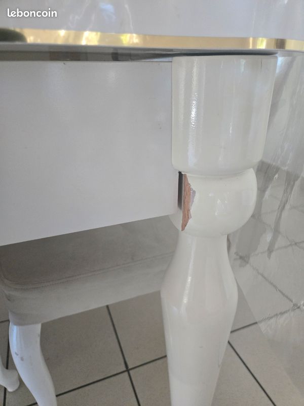 Une table de salon (image 2)