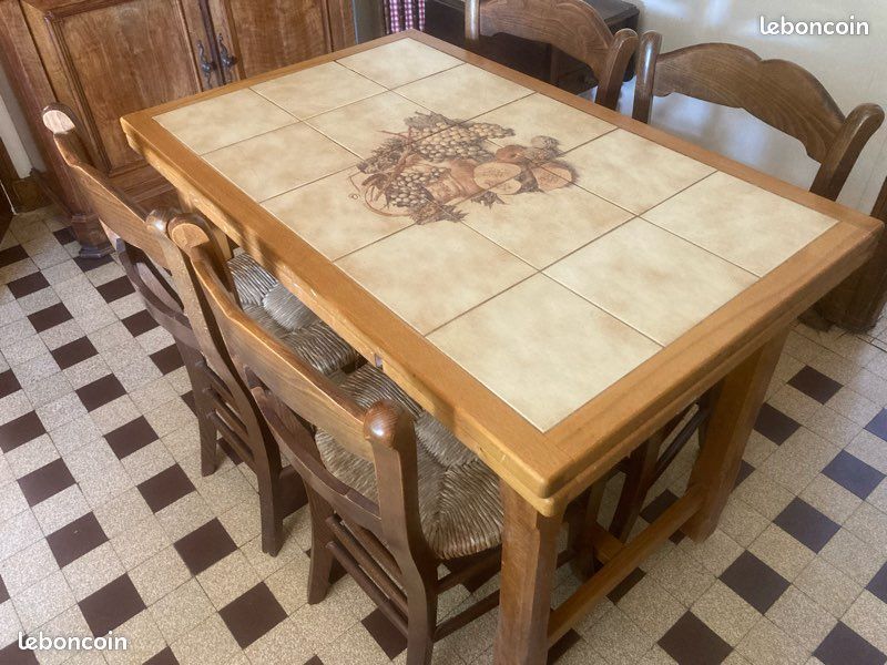 Table en bois avec carrelage décoratif (image 2)
