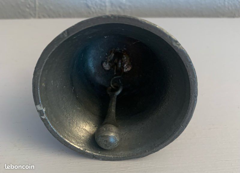 Petite cloche en étain (image 4)