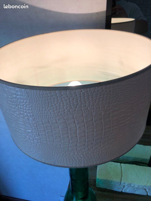 Grande lampe à poser pied en verre abat jour effet cuir crocodile (image 3)