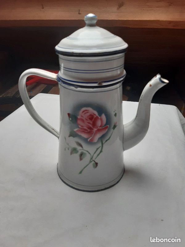 Cafetière vintage en tôle émaillé à décor floral (image 1)