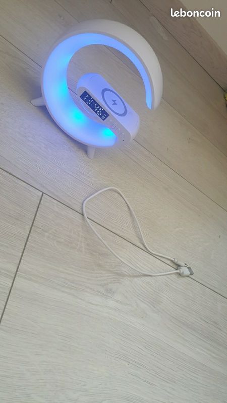 Lampe LED RGB chargeur inductif 15 W + horloge + haut-parleur Bluetooth Blanc (image 4)