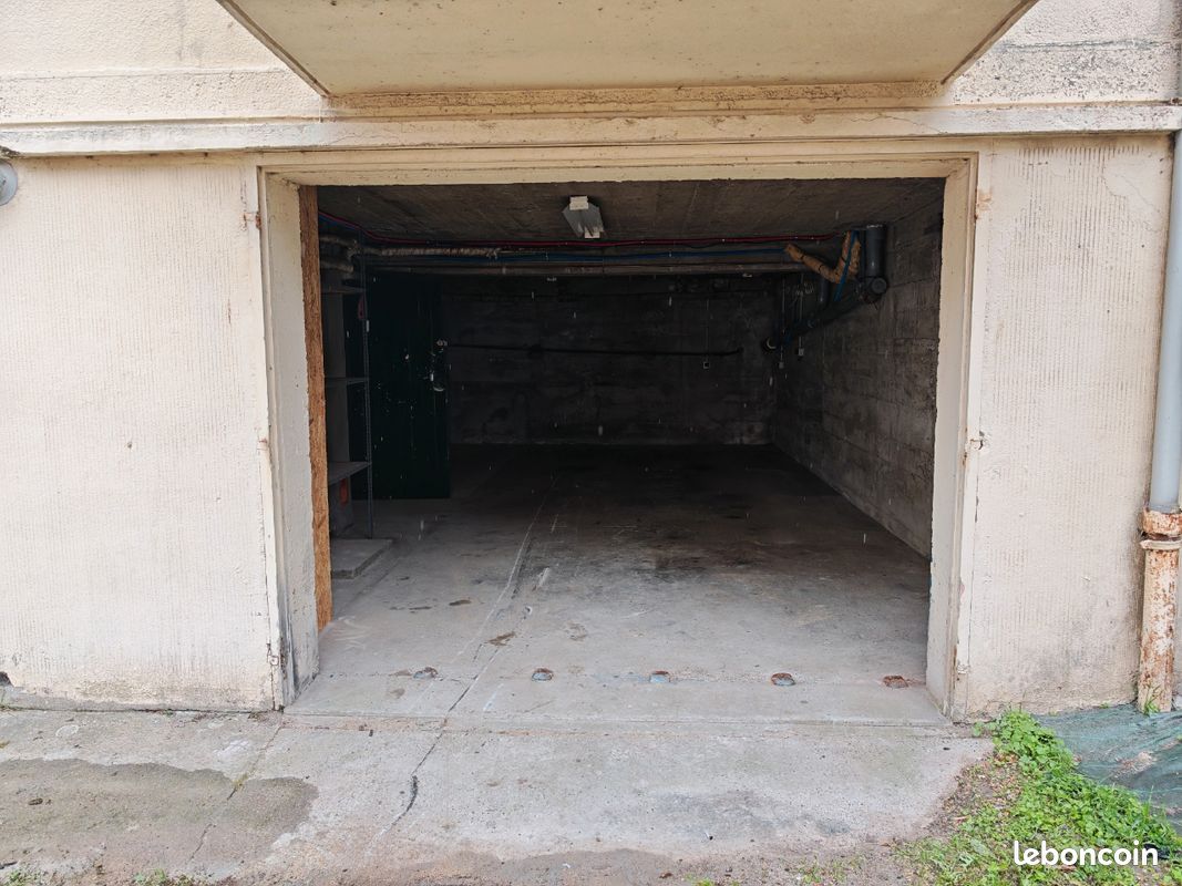 Grand garage de 32 m2 proche centre ville · à Saint-Valery-en-Caux · 95 €/mois