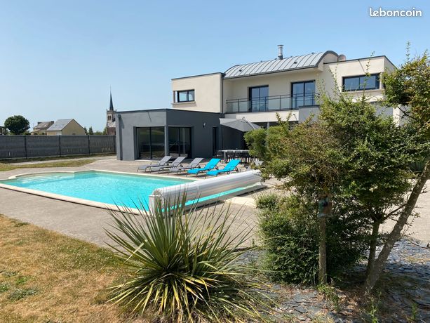 Maison contemporaine d'environ 260 m2, 8 pièces, terrain clos 1700 M2, piscine chauffée et spa