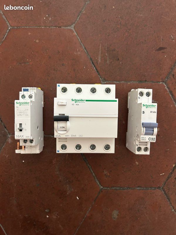 Lot matériel électrique Schneider / Legrand disjoncteurs chantier tableau (image 2)