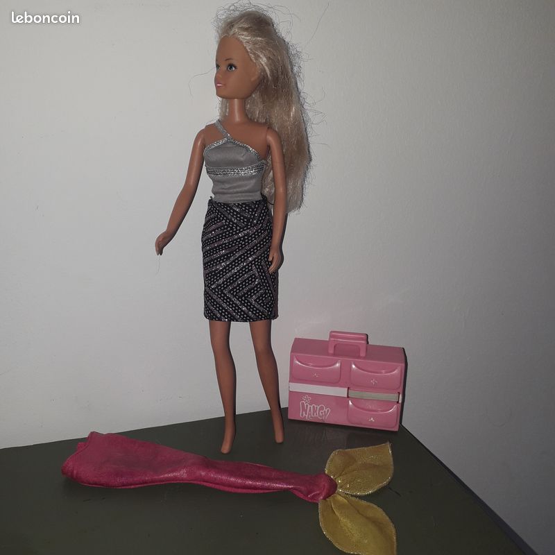 Poupée + sa mallette + 2eme tenue (image 1)