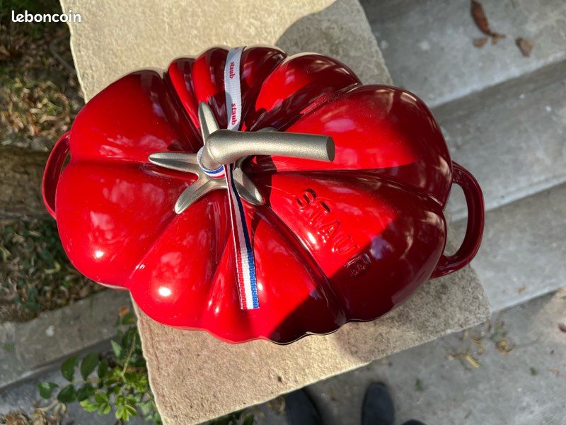 Cocotte Staub tomate (image 1)