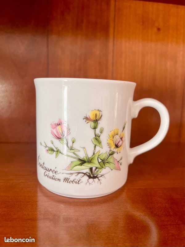 Lot De 2 Mugs Vintage Mobil Porcelaine - Motif Primevère Et Centaurée - Occasion