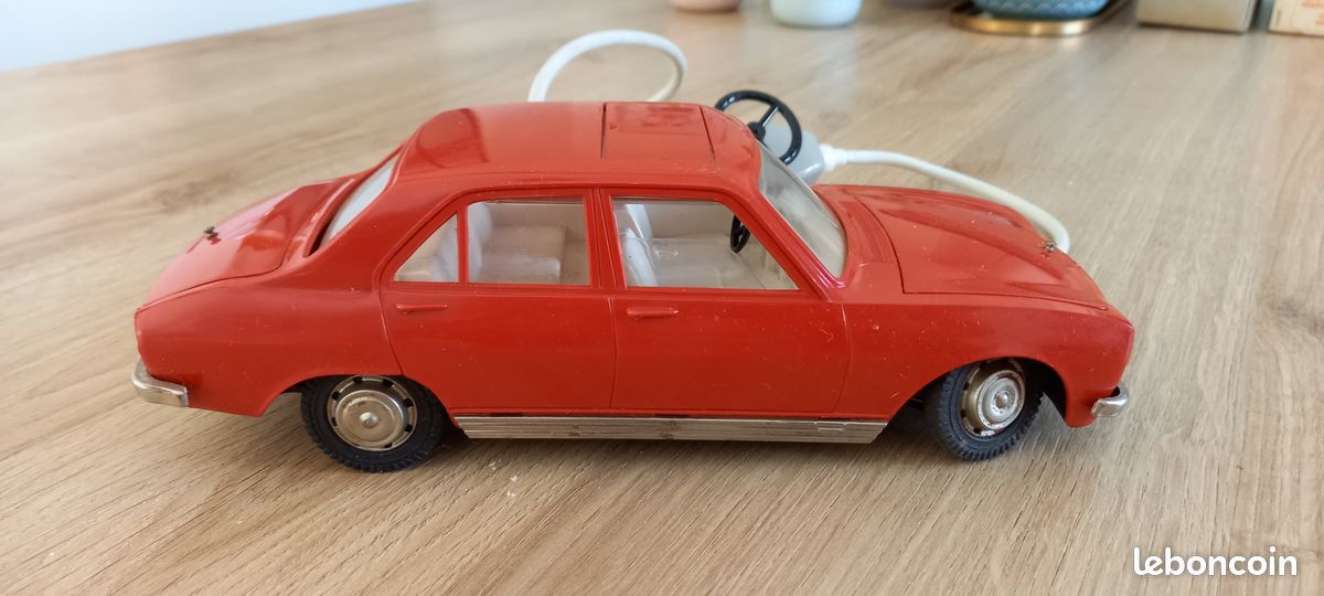 Ancienne JOUSTRA 504 Peugeot Friction - Voiture Miniature Collection - Bon état