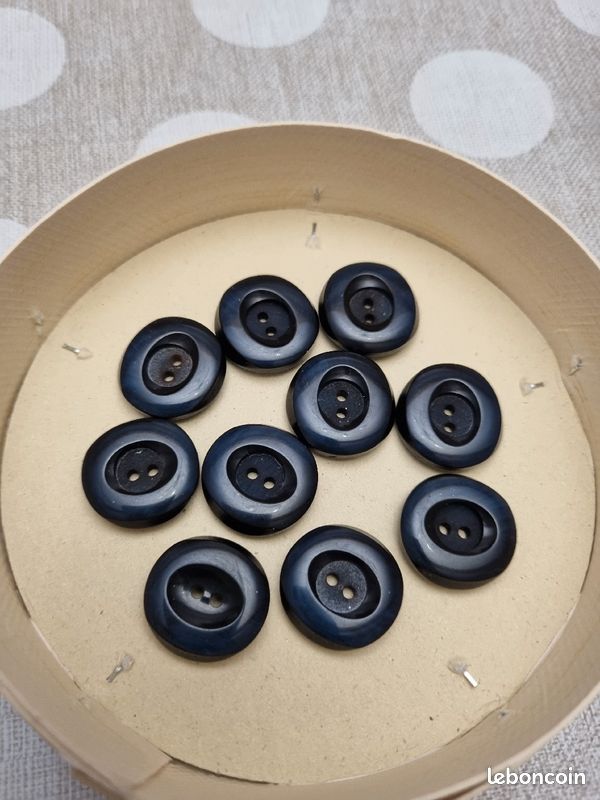 Joli petit bouton bleu marine foncé de taille moyenne il y en a 10 jamais utilisé (image 2)