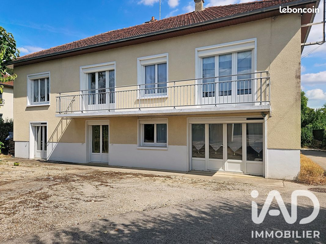 Maison 7 pièces 204 m² · à Charmoy · 204 m² · 222 000 €