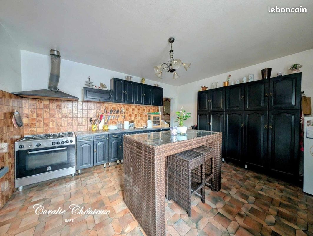 Maison 6 pièces 187 m² · à Bort-les-Orgues · 187 m² · 96 500 €