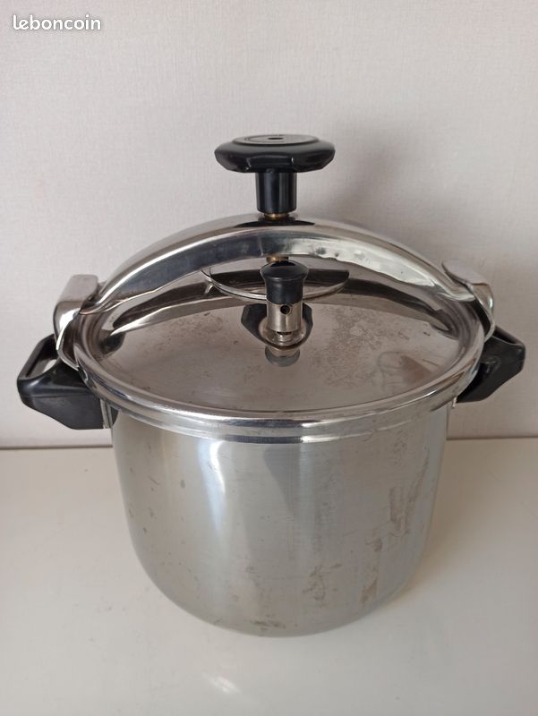 Cocotte minute en inox - 8l - gris