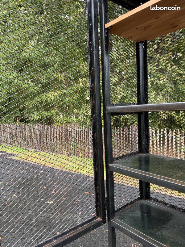Meuble métallique et grillagé (image 3)