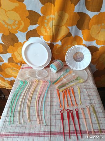 Moule À Charlotte Avec Couvercle Tupperware À VENDRE! - FR